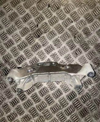 Peugeot 3008 II Engine mounting bracket 9813582980