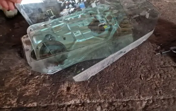 Volvo S80 Front door window glass four-door