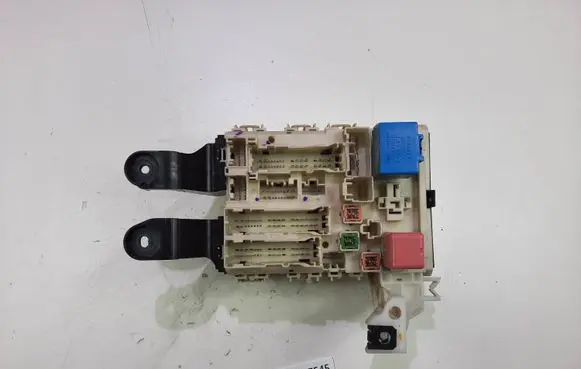 Toyota Avensis T270 Fuse module 8273005160B