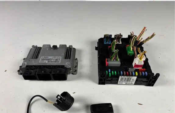 Citroen Berlingo Fuse box set 967847708001