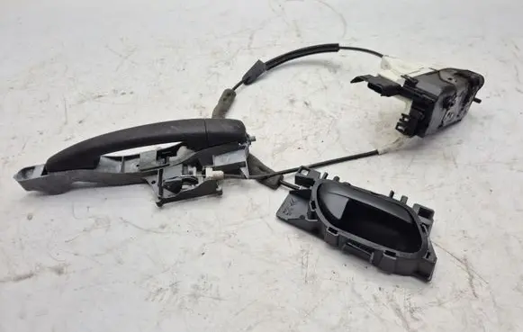 Peugeot Partner Front door lock 828405