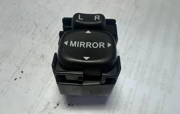 Toyota Corolla E120 E130 Wing mirror switch 183574