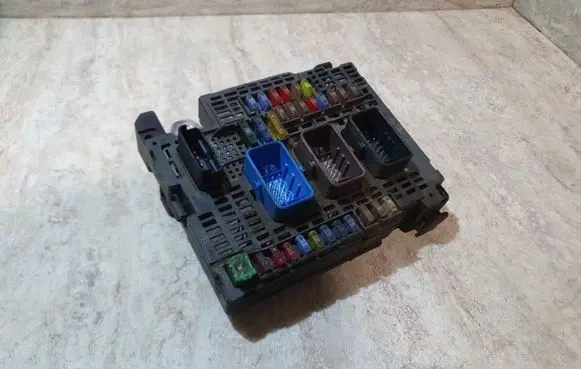 Peugeot 508 Fuse module 9674922080