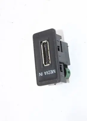 Volkswagen Golf VII AUX in-socket connector 5Q0035736 5G0035222A