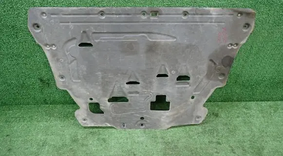 Volvo XC90 Engine splash shield/under tray 