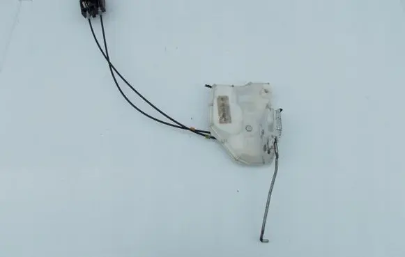 Suzuki Swift I Front door lock zamek8220251K60
