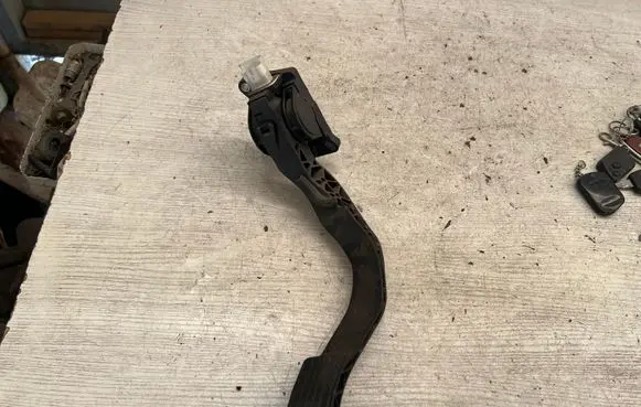 Peugeot 1007 Accelerator throttle pedal 9647135280 0280752279