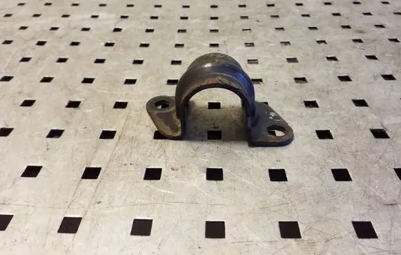 Nissan X-Trail T30 Sway bar bush bracket, front 