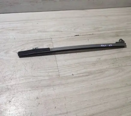 Suzuki Vitara (LY) Rear door windshield rail 