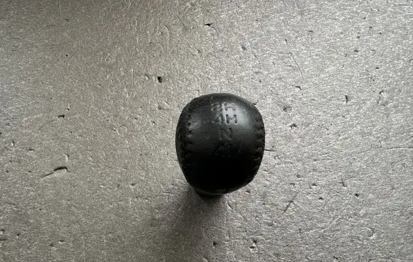 Nissan King Cab, Navara Gear lever shifter trim leather/knob 332182S716