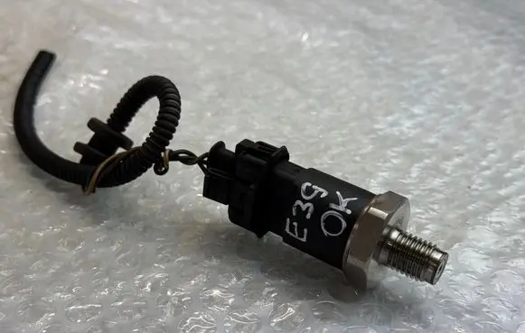 BMW 5 E39 Fuel pressure sensor 