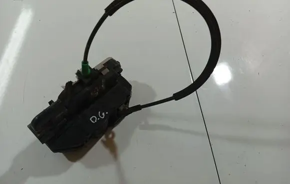 Opel Insignia A Front door lock 3023880