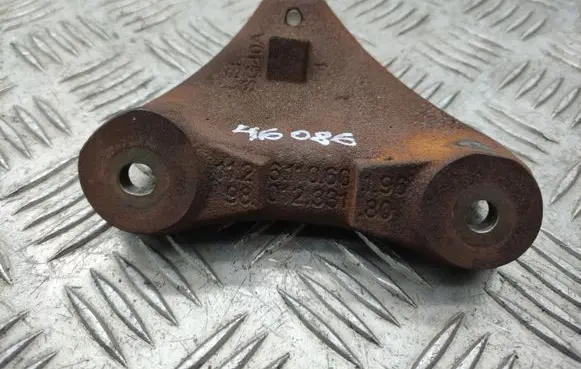 Peugeot 308 Engine mounting bracket 9801233180