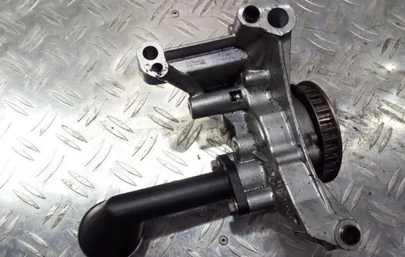 Volkswagen Golf V Oil pump 03l115105c