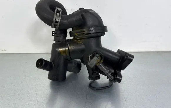 Jaguar F-Pace Thermostat/thermostat housing G4D33575AD W584A