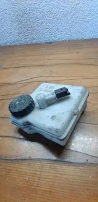 Brake fluid reservoir