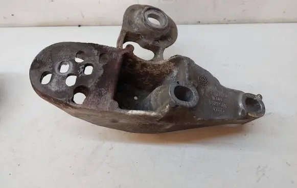 Volkswagen PASSAT B5.5 Engine mounting bracket 8E0199351 8E0199351M