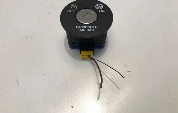 Passenger airbag on/off switch
