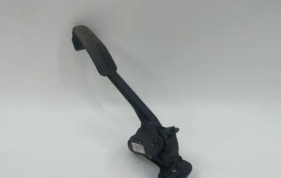 Accelerator throttle pedal