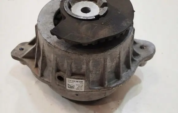 Mercedes-Benz C W205 Engine mount vacuum valve A2052400300