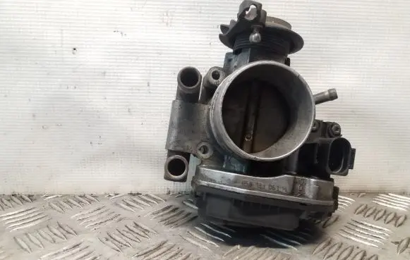 Volkswagen PASSAT B5 Throttle valve 058133063H