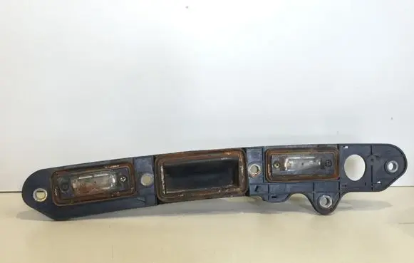 Trunk door license plate light bar