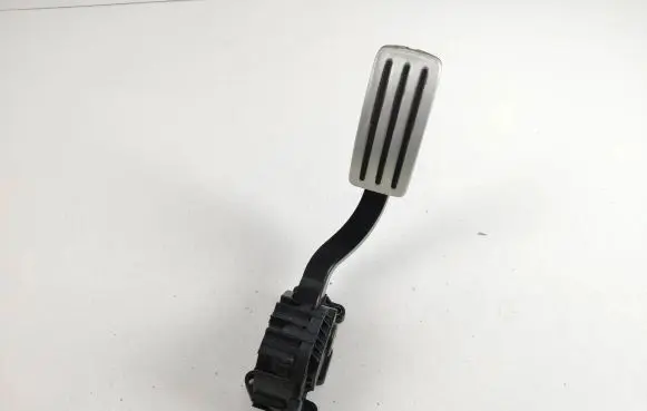 Accelerator throttle pedal