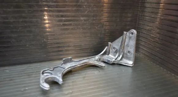 Mercedes-Benz E W212 Air filter cleaner box bracket assembly A6510940127