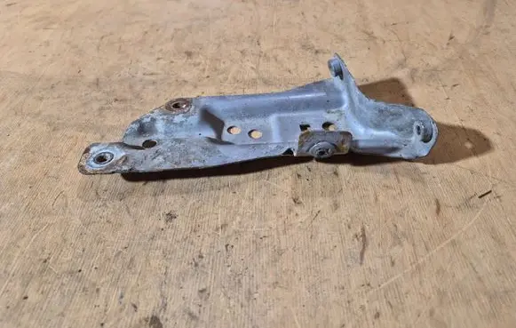 Audi A3 S3 8P Fender mounting bracket 8P0821135