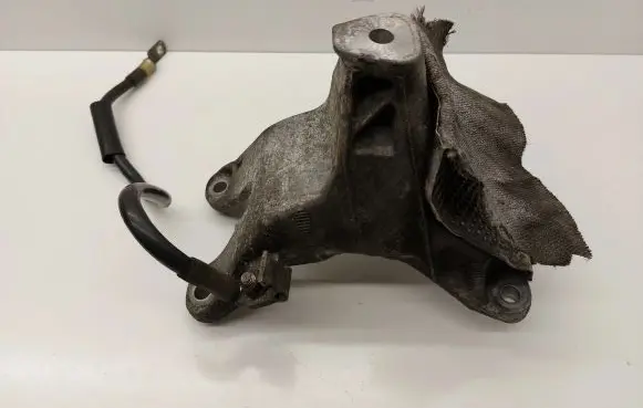 Audi A4 S4 B8 8K Engine mounting bracket 8K0199388
