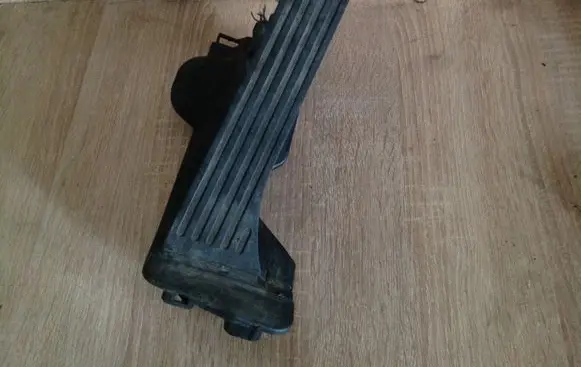 Volkswagen Golf V Accelerator throttle pedal 1K2721503M