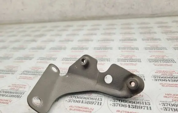 Audi Q7 4L Fender mounting bracket 4L0821136