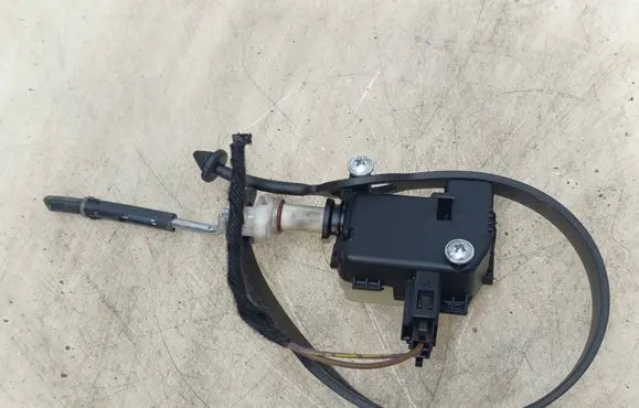 Volkswagen Touareg I Fuel tank cap lock motor 1J0810773D 1K5959782