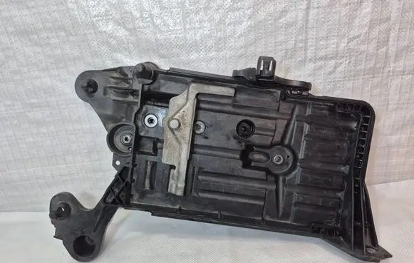 Skoda Superb B8 (3V) Battery tray 5Q0915331K 5Q0915321J