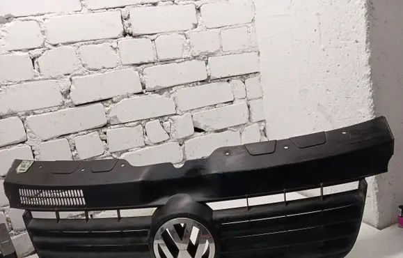 Volkswagen Multivan T5 Front bumper upper radiator grill 7H0807101