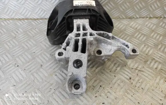 Engine mounting bracket