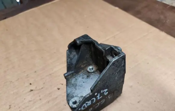 Jeep Grand Cherokee (WJ) Engine mounting bracket