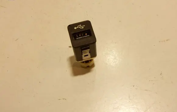 BMW X5 E70 USB socket connector 61319167196 9167196 60361