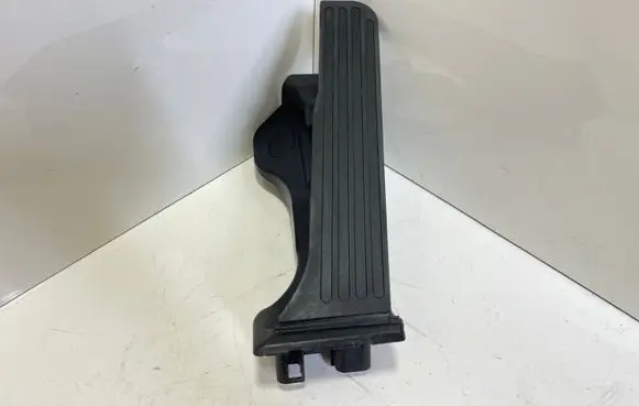 Volkswagen Golf Plus Accelerator throttle pedal 1K1723503M 6PV00889001