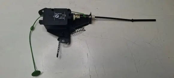 BMW 5 E39 Fuel tank cap lock motor 8352168 40620433
