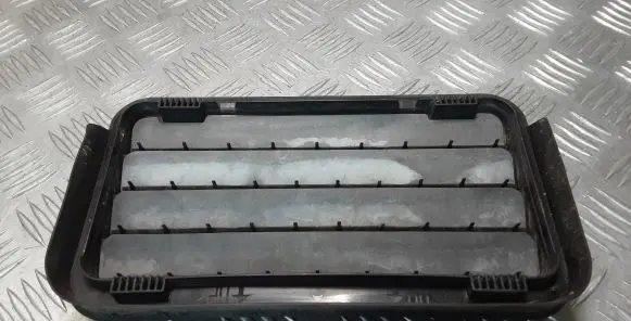 Quarter panel pressure vent