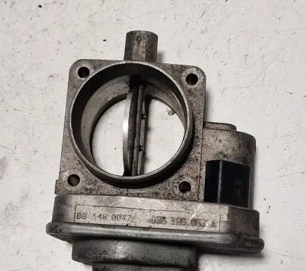 Volkswagen Golf IV Throttle valve 038128063A