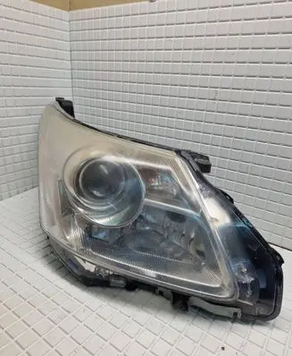 Toyota Avensis T270 Headlight/headlamp 8111805310