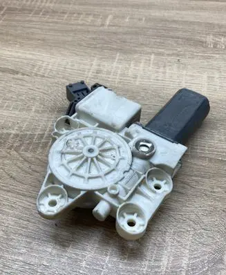 Toyota Avensis T250 Rear door window regulator motor 0130822032 992046100