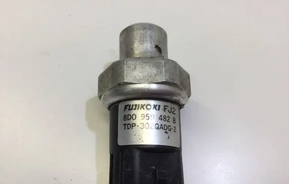 Volkswagen PASSAT B5 Air conditioning (A/C) pressure sensor 8D0959482B