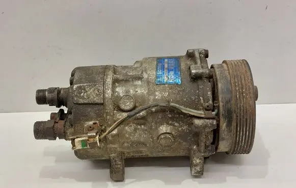 Volkswagen PASSAT B3 Air conditioning (A/C) compressor (pump) 1J0820803K
