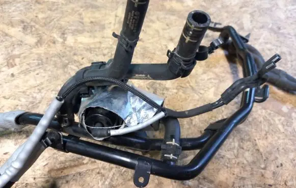 Volkswagen Touareg II Engine coolant pipe/hose 7P6121070AP 7P6121070BP