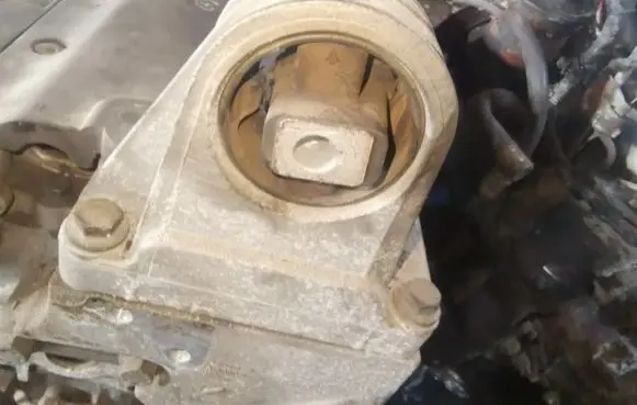 Volvo S60 Engine mount bracket