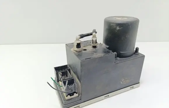 Audi A4 S4 B5 8D Central locking vacuum pump 8L0862257E
