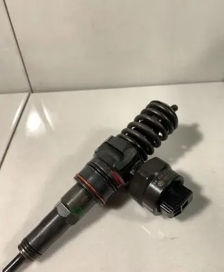 Volkswagen Golf IV Fuel injector 038130073F